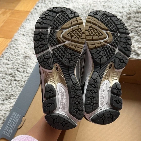 New Balance Silver and Black white gold 1906R size 6.5 - Picture 3 of 8